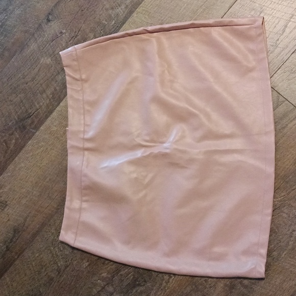 Pink vegan leather zip front skirt❤️❤️❤️ - Picture 2 of 7